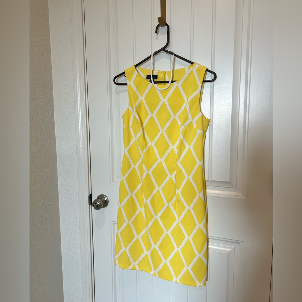 2 Alyx Yellow Sleeveless Diamond Pattern and pink flowers dress ๐๐ฎ๐น๐๐ฎ๐น and pink - Picture 2 of 7